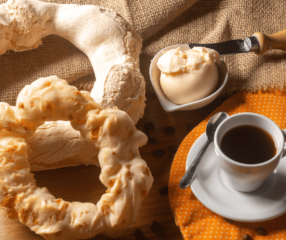 Biscoito de polvilho and a cafezinho